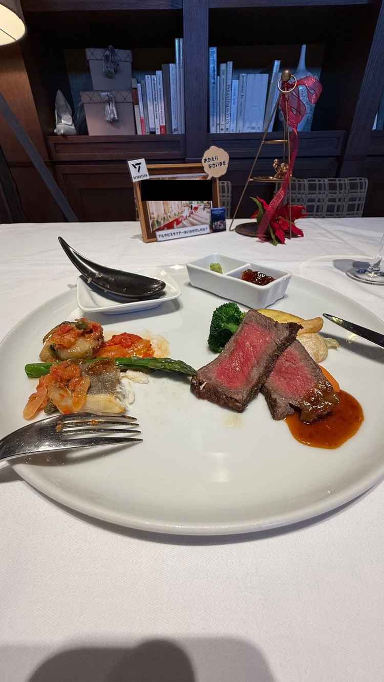 試食の画像。色々な種類の食材で色彩豊かな高級料理を楽しめた。国産牛の強みを深く感じた。