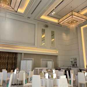 披露宴会場では天井が高いため開放感があり窓が大きいため自然光も入りやすく明るい雰囲気でした。