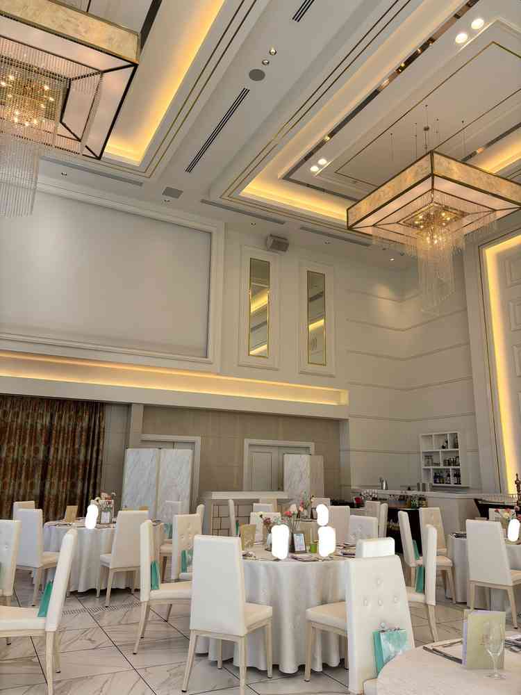 披露宴会場では天井が高いため開放感があり窓が大きいため自然光も入りやすく明るい雰囲気でした。