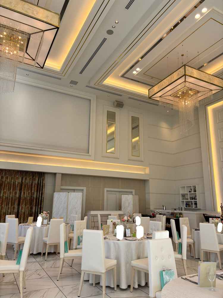 披露宴会場では天井が高いため開放感があり窓が大きいため自然光も入りやすく明るい雰囲気でした。