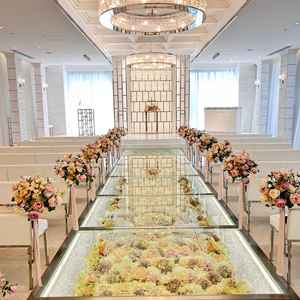 バージンロードの床にお花を散りばめたような可愛い雰囲気のチャペル。