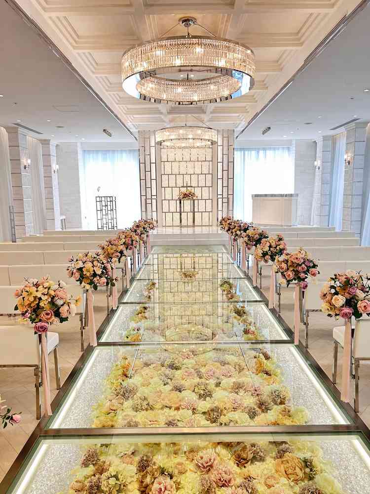 バージンロードの床にお花を散りばめたような可愛い雰囲気のチャペル。