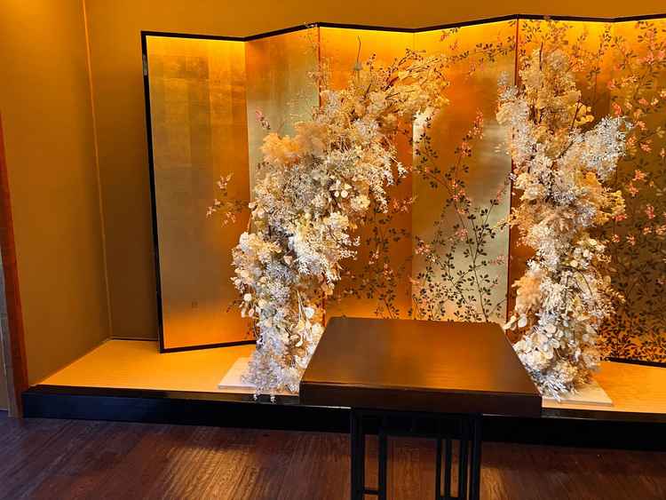 式場の写真です。和装も洋装も映える作りで華やかでありながら木目の温かい雰囲気が楽しめます。