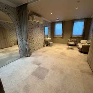 新郎新婦が着替える場所。一部屋でカーテンを仕切れる仕様になっていた。