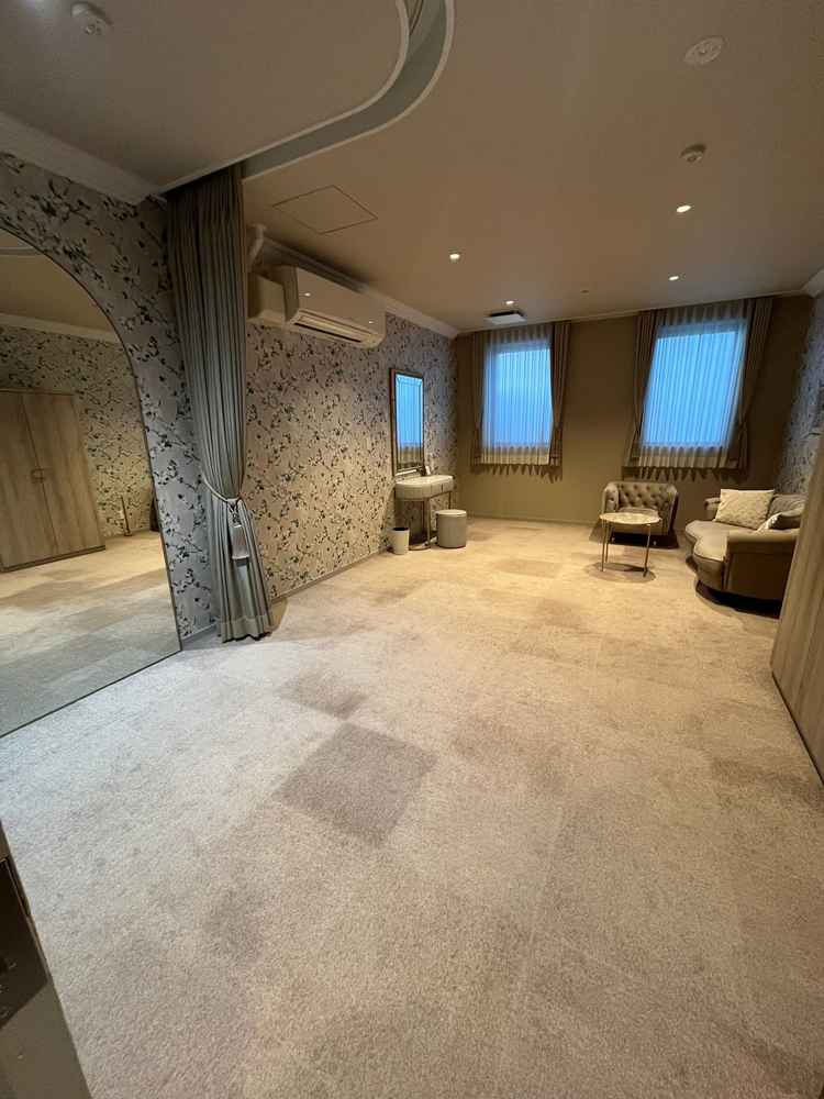 新郎新婦が着替える場所。一部屋でカーテンを仕切れる仕様になっていた。