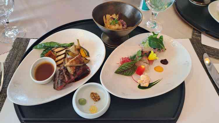 お肉はやわらかく、ジュレの味付けや、お茶漬けはだしが絶品でした。