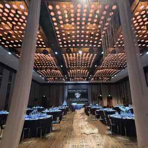 豪華で広々とした披露宴会場。