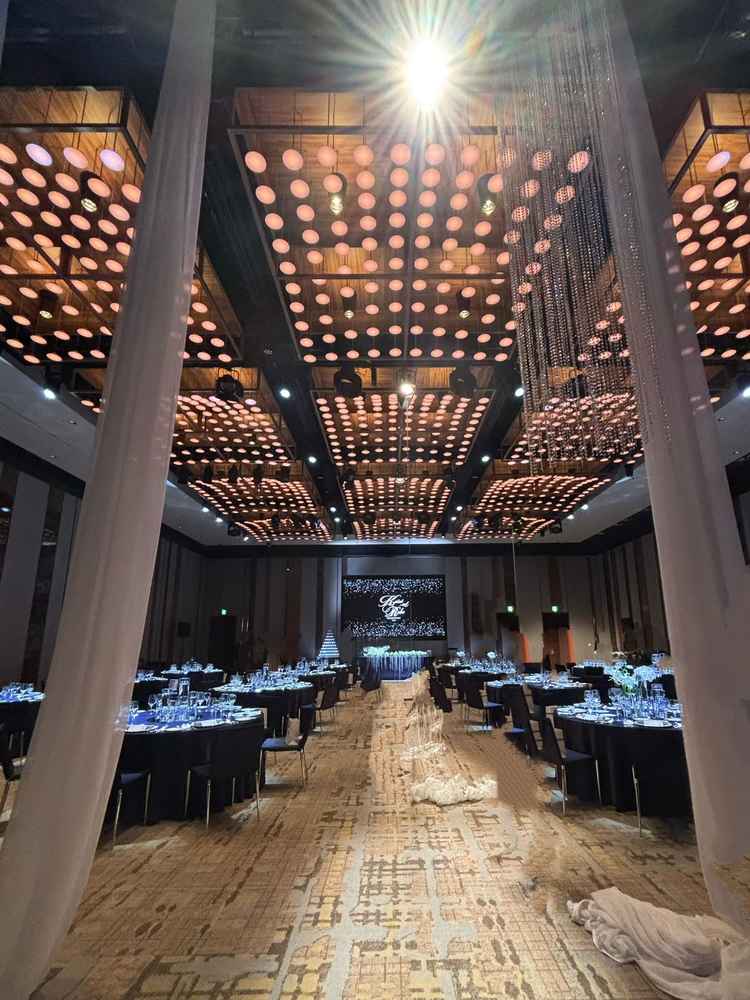 豪華で広々とした披露宴会場。