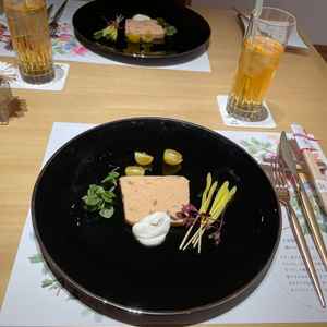 前菜試食時。コース料理は組み合わせたり、好みに合わせて個別対応の依頼もできるとのこと。、