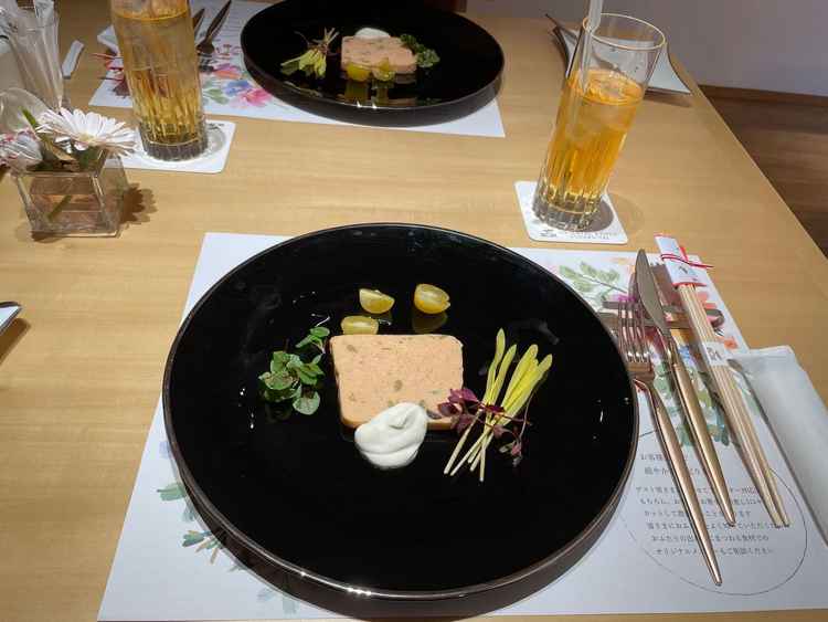 前菜試食時。コース料理は組み合わせたり、好みに合わせて個別対応の依頼もできるとのこと。、