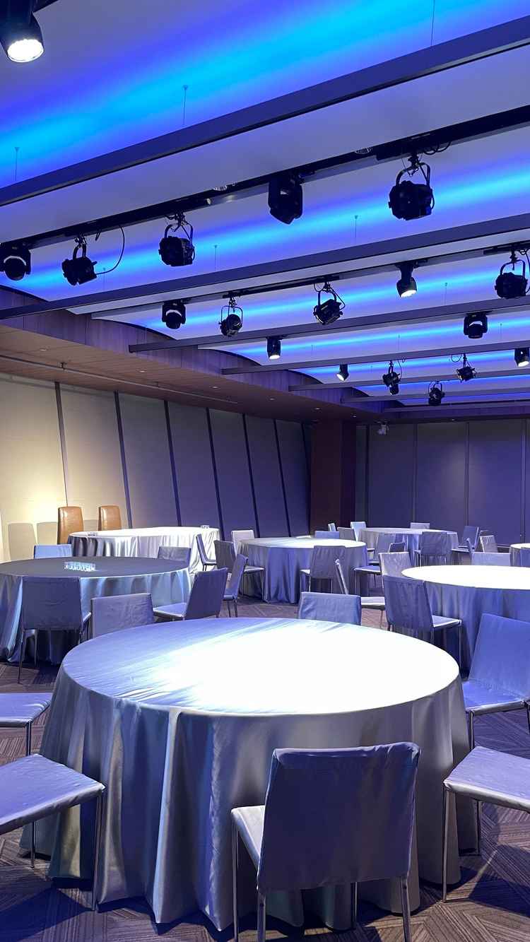 窓が大きい披露宴会場では最初閉めておいて、乾杯時などに開ける演出ができるそう