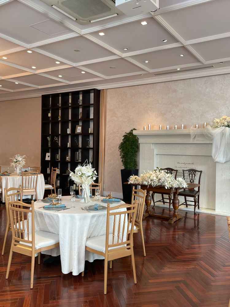 広々とした披露宴会場でした。大きな窓があるので日光が入りますし、雨でも問題無さそうでした。