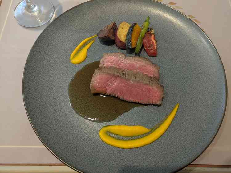 試食したお肉です。柔らかで食べやすく、野菜も一つ一つが丁寧で美味しかったです。