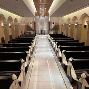 チャペルの写真です。実際に見てみると、写真よりも天井の高さ含めて広めの印象を感じました。