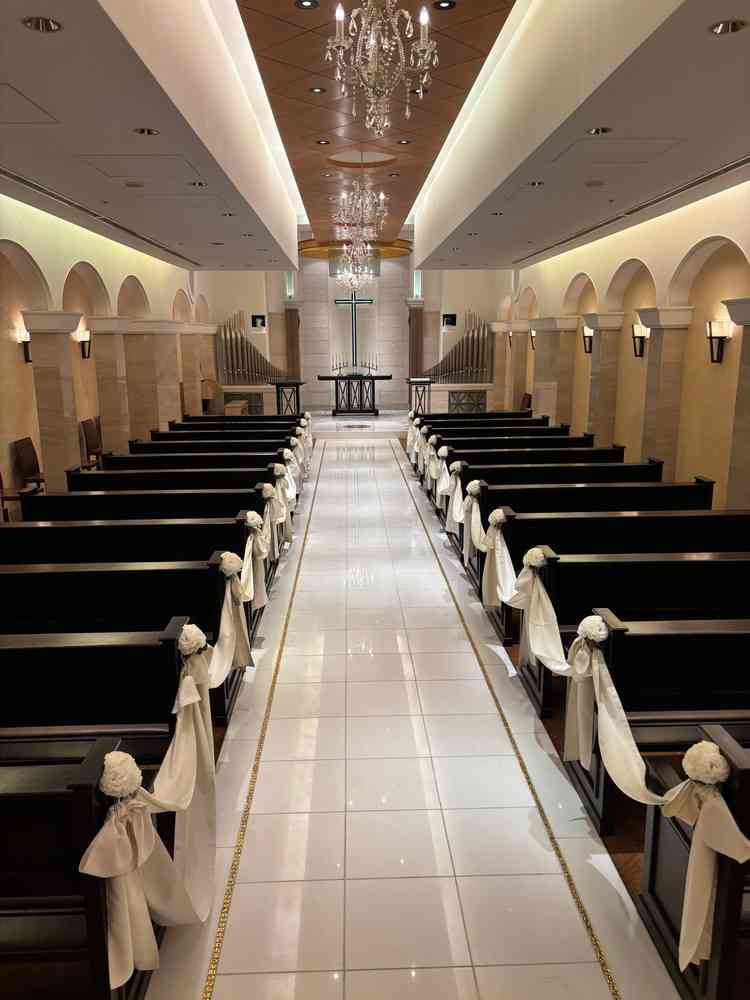 チャペルの写真です。実際に見てみると、写真よりも天井の高さ含めて広めの印象を感じました。