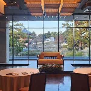 カーテンが開いた瞬間の景色が素敵すぎる披露宴会場