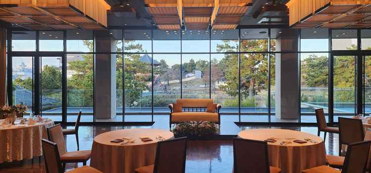 カーテンが開いた瞬間の景色が素敵すぎる披露宴会場