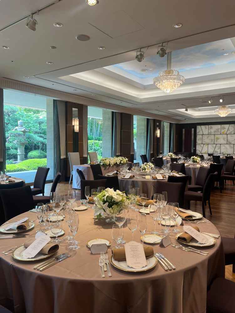 パラッツォの間の写真です。木目調の雰囲気で窓が大きく日本庭園が綺麗に見えるところが素敵でした。