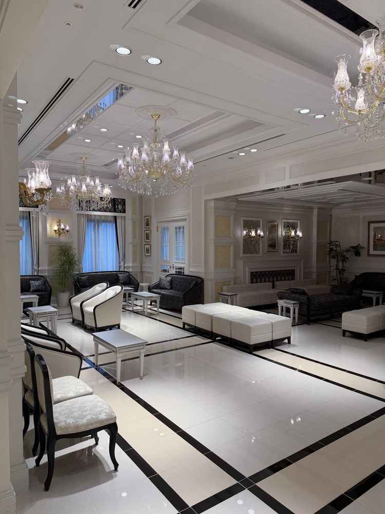 白を基調とした友人控室。部屋中にシャンデリアが飾られており、煌びやかな空間でした。