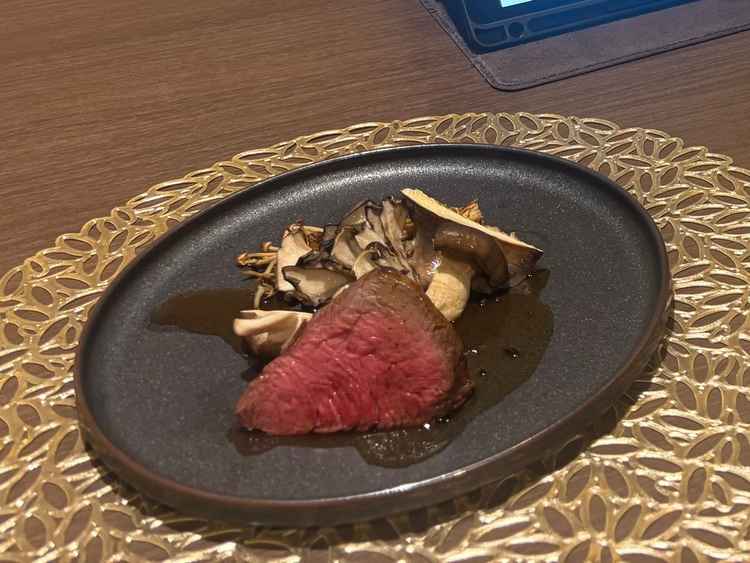 メイン料理の写真。赤身肉の為、さっぱりしていて柔らかく食べやすかった。