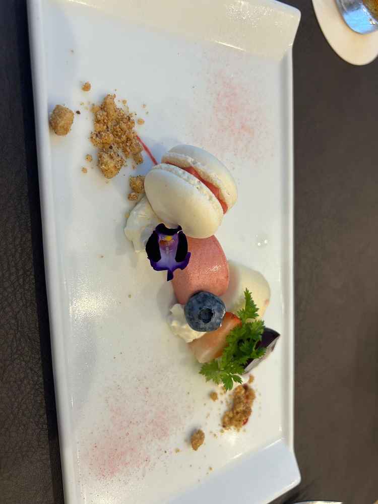 試食のデザートです。見た目も楽しく味もおいしかったです。ホワイトチョコのムースが特にお気に入りです。