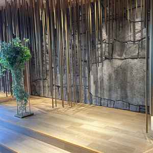 挙式会場は石と木製の調合がとても素敵でした。