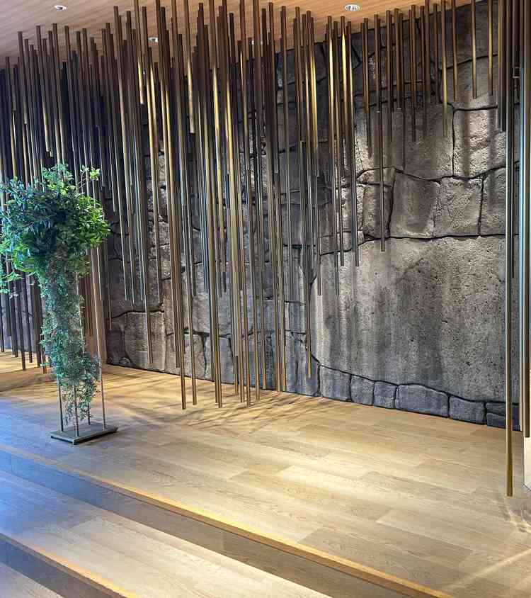 挙式会場は石と木製の調合がとても素敵でした。