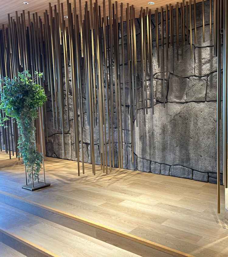 挙式会場は石と木製の調合がとても素敵でした。