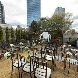 人前式の挙式であり、六本木の都会の中で開放感ありつつ外でも挙式を挙げられます。