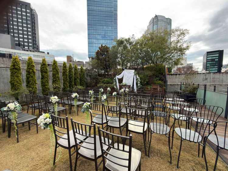 人前式の挙式であり、六本木の都会の中で開放感ありつつ外でも挙式を挙げられます。