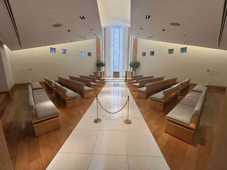 チャペルの写真。イスが斜めに配置されているのが特徴的。