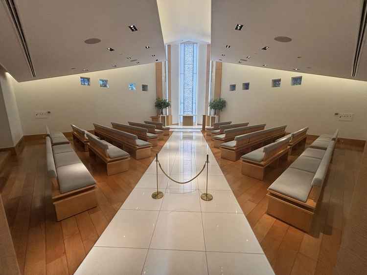 チャペルの写真。イスが斜めに配置されているのが特徴的。