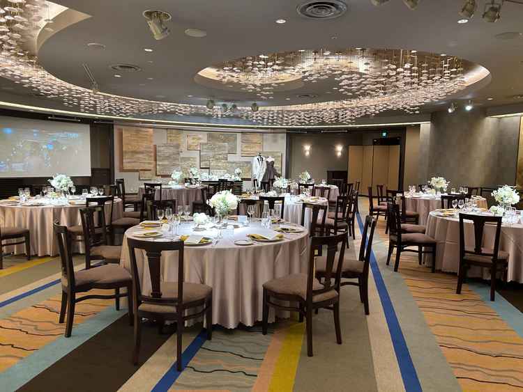 チャペル横の披露宴会場の写真。