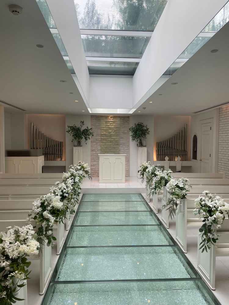 白基調な挙式会場で写真映えしそうな印象を受けました。