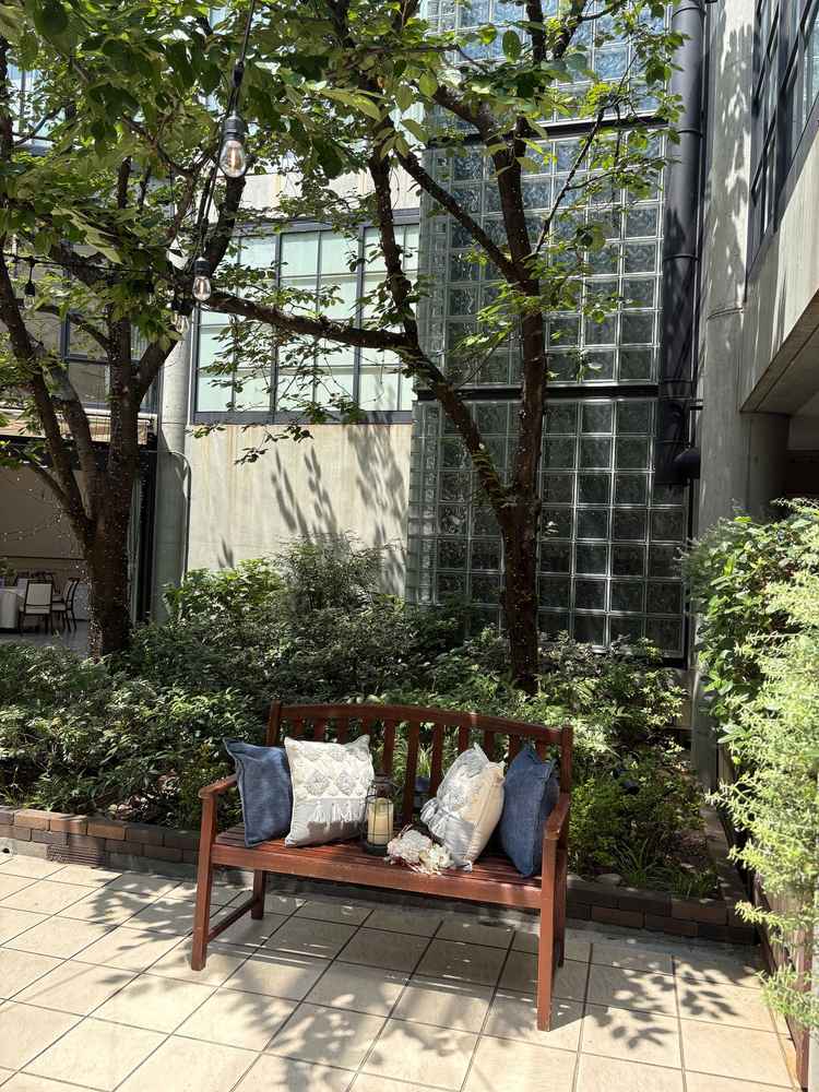自然豊かな会場。自由に使いやすいオープンテラスは、朝昼夜の時間も素敵にアレンジ可能でした。
