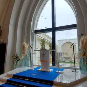 フェザーシャワーが出ているチャペルの写真。空が見えて、羽が舞う様子が神秘的で素敵だとおもいました。