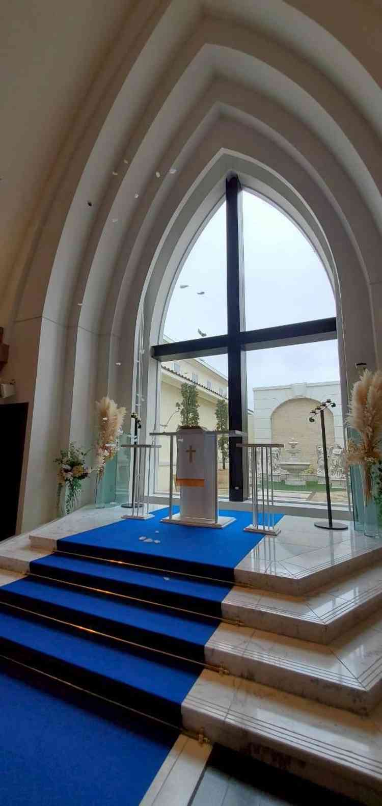 フェザーシャワーが出ているチャペルの写真。空が見えて、羽が舞う様子が神秘的で素敵だとおもいました。