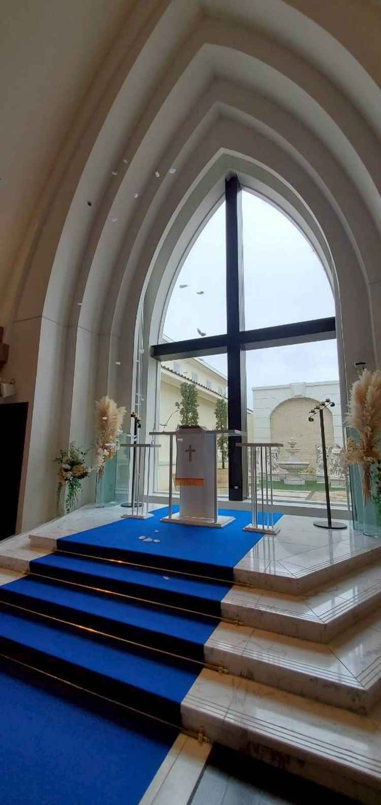 フェザーシャワーが出ているチャペルの写真。空が見えて、羽が舞う様子が神秘的で素敵だとおもいました。