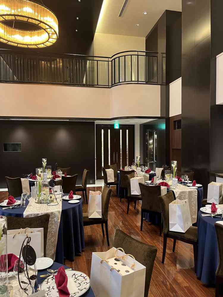 少人数側の披露宴会場は落ち着いた雰囲気を持ちつつも要所要所で華やかさが演出されています。