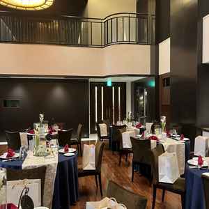 少人数側の披露宴会場は落ち着いた雰囲気を持ちつつも要所要所で華やかさが演出されています。