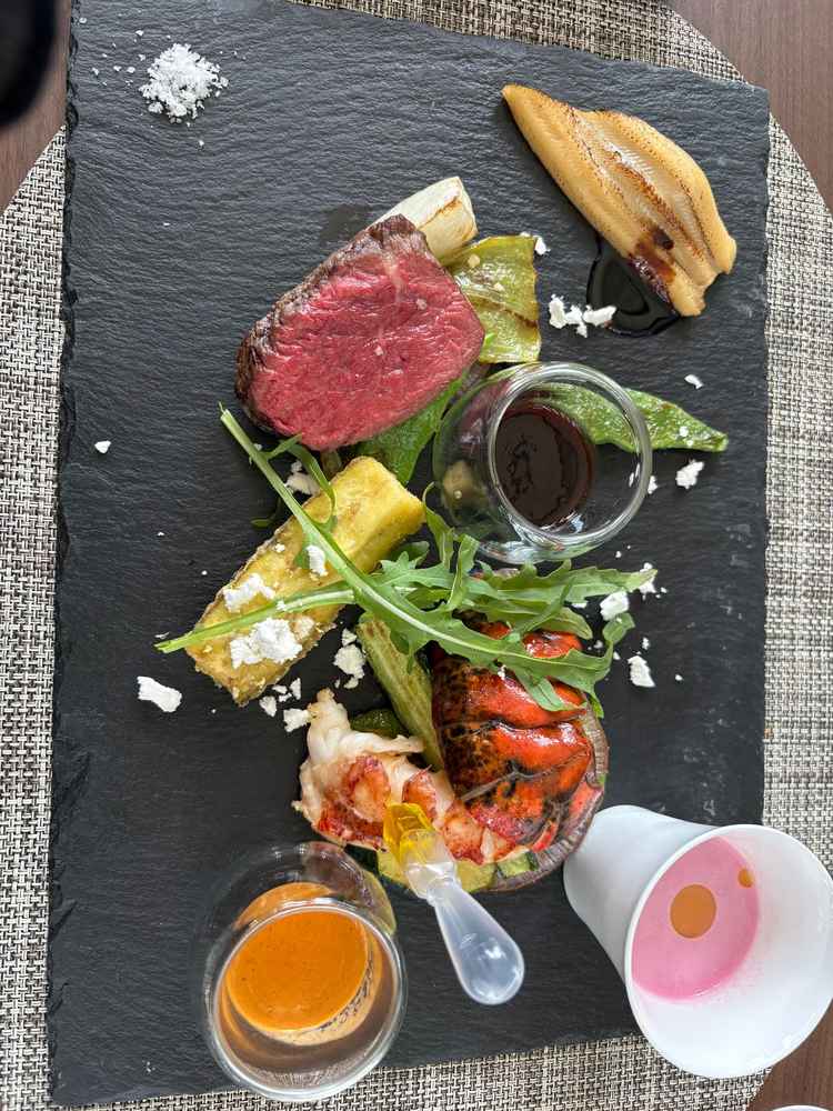 食事。野菜にもこだわりがあり、印象に残りやすい。