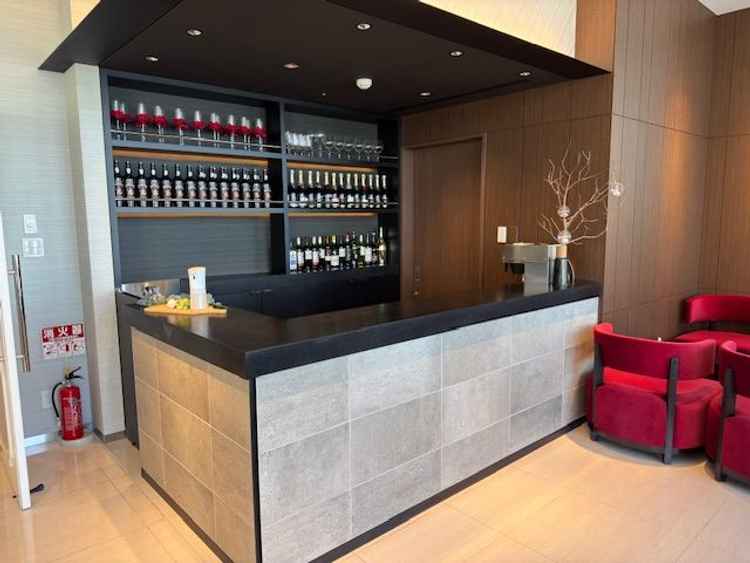 ゲストが挙式までの時間の控室にバーカウンターがあったよかった。