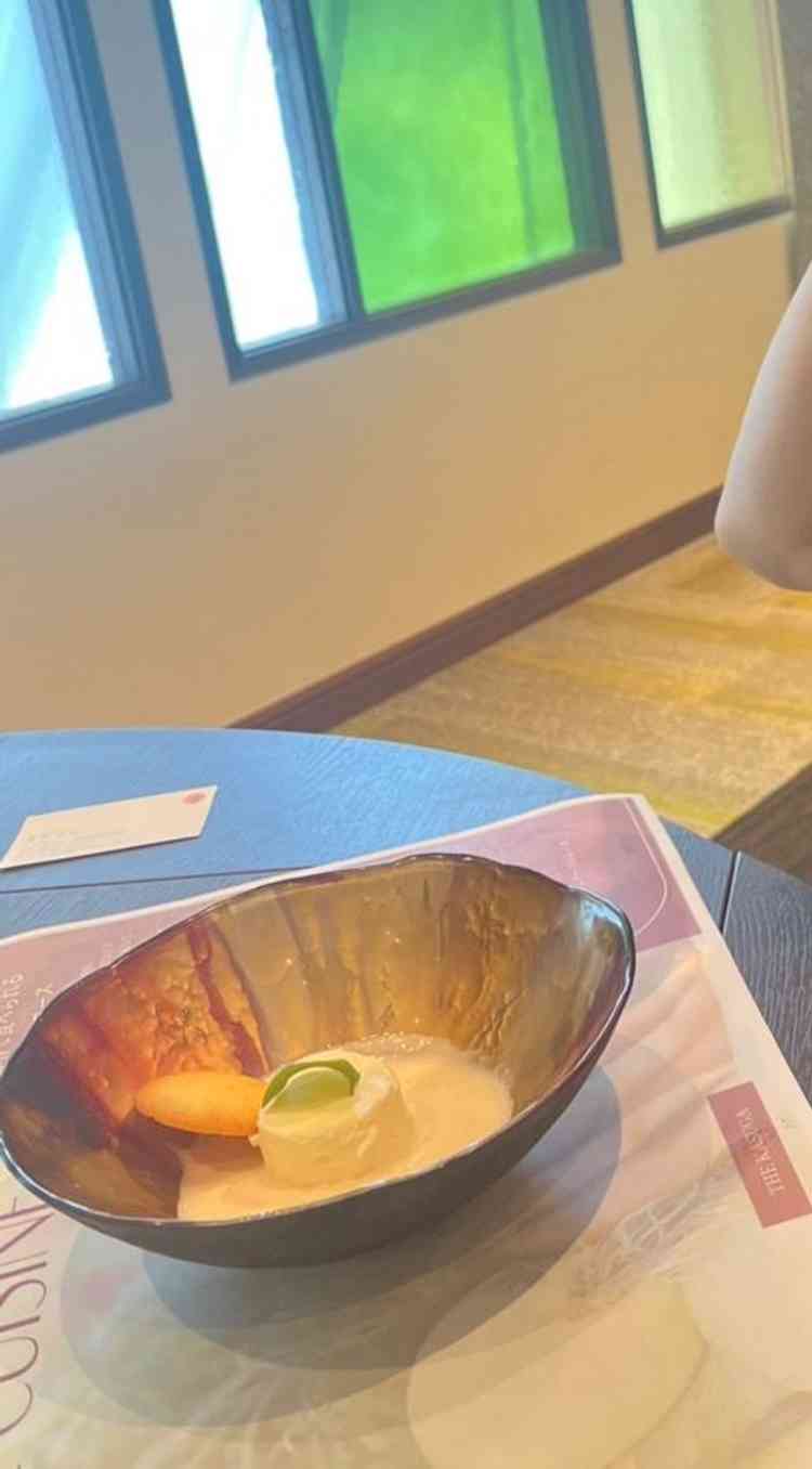 披露宴会場のテーブルと窓を撮影しました。レストランも兼ねている為、他のお客様でいっぱいでした。