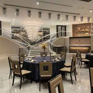 披露宴会場階段側。演出では階段が光ったり綺麗でした！