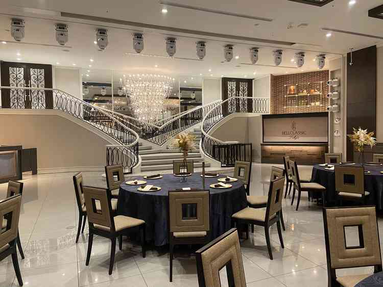 披露宴会場階段側。演出では階段が光ったり綺麗でした！