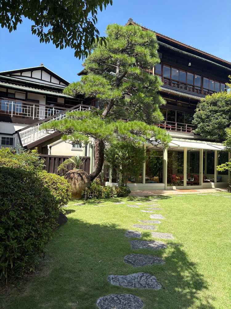 この日本庭園でスイーツビュッフェやウェルカムボード、写真を飾る。ブーケトスや集合写真も撮影可能。