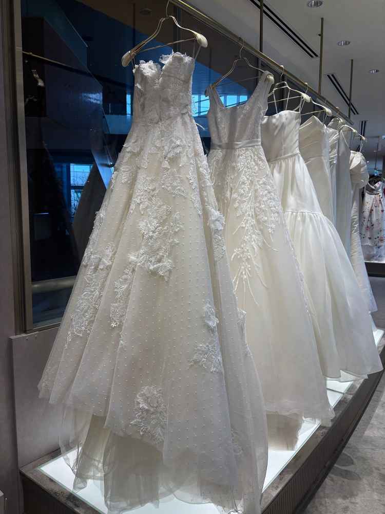 併設のドレス屋さん。奥には、メンズコーナーも充実しているようだった。