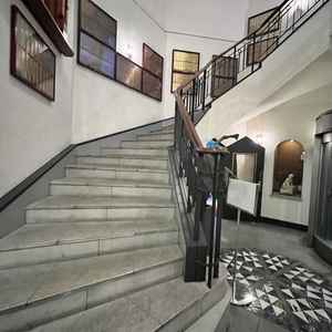 ホテル自慢の螺旋階段。ドレスが映えそうな感じ