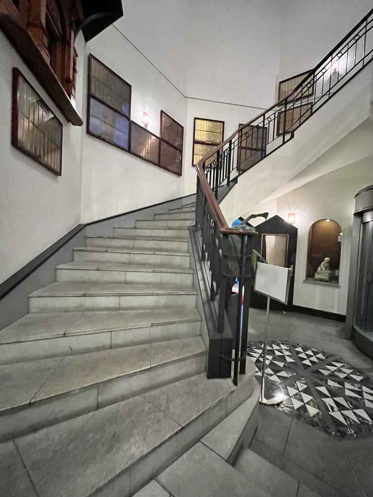 ホテル自慢の螺旋階段。ドレスが映えそうな感じ