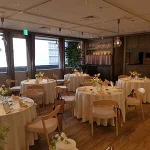 披露宴会場。大きなオープンキッチンが併設されている。